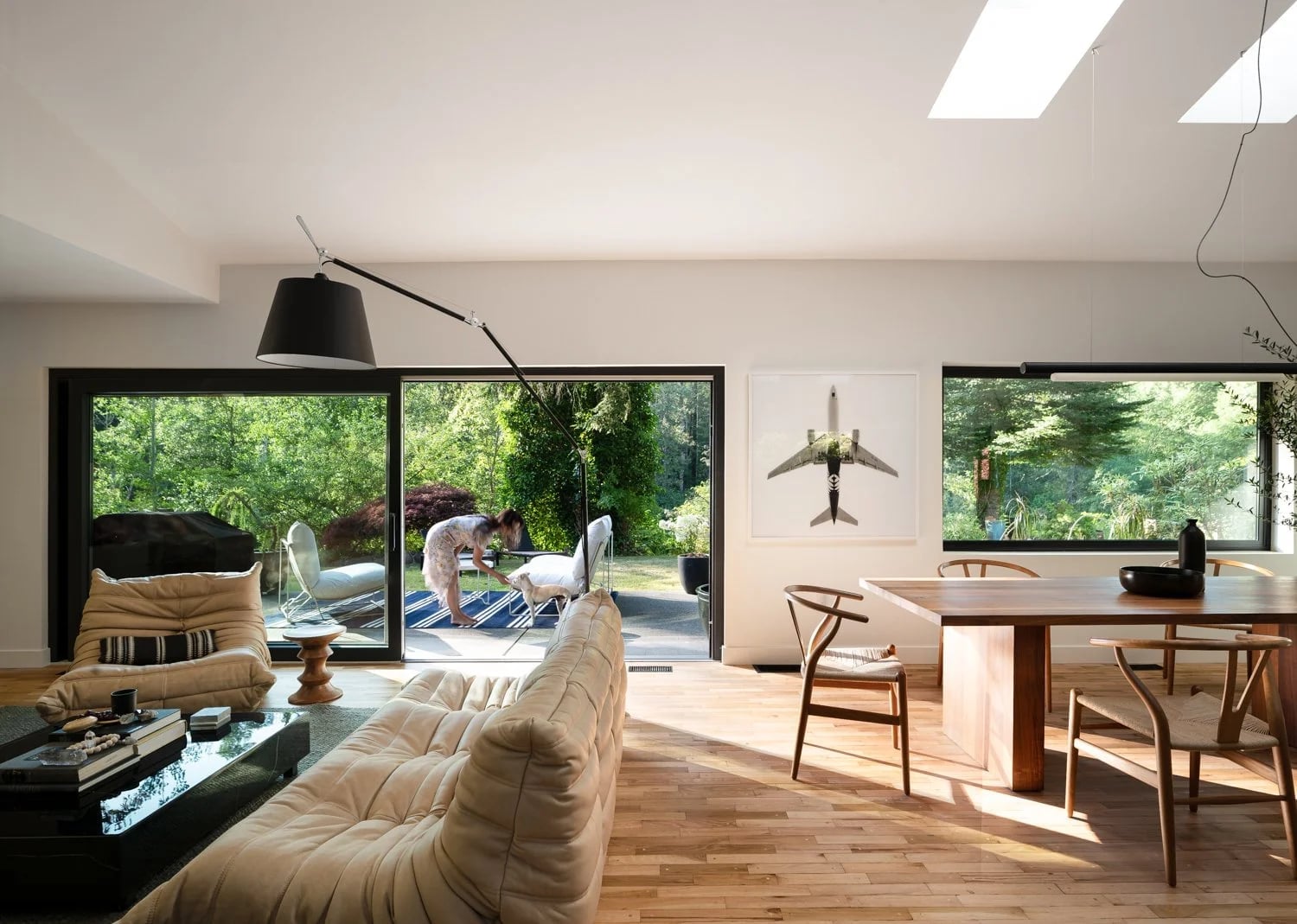 The open living and dining room with big windows to the garden